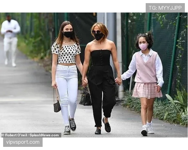 何卓佳训练完直接拎爱马仕去吃火锅？